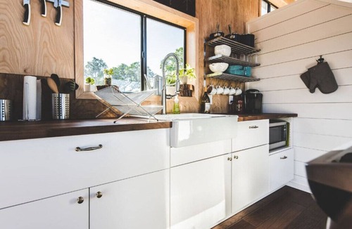 Dripping Springs House | Cedar Hollow↠ Hill Country cabin w/Loft & Light & Pickleball