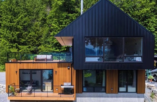 Britannia Beach House | CEDAR HOME with sauna and cold plunge. 45 min drive from vancouver and Whistler!