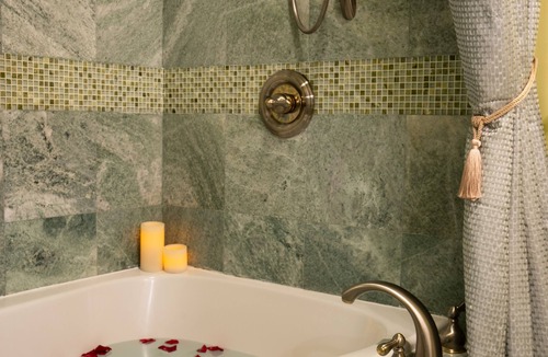 Downtown Historic District Bed & Breakfast | Cedar House Inn