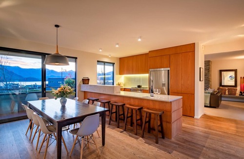 Wanaka House | Cedar House: Modern Retreat with Lake Views & Pool Access