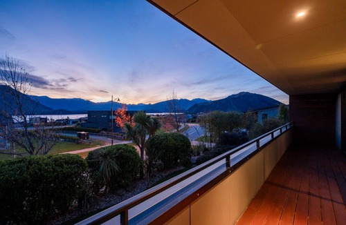 Wanaka House | Cedar House: Modern Retreat with Lake Views & Pool Access