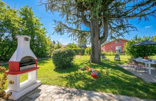 Angera House | Cedar House Villa Few Minutes From Lake - Happy Rentals