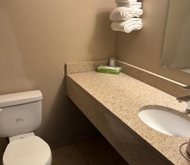 Lloydminster Hotel | Cedar Inn