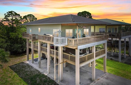 Salem House | Cedar Island Coastal Retreat | Gulf Access, Huge Deck & Fami