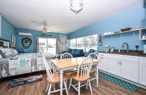 Atlantic Beach Apartment | Cedar Key Turtle -Across from the Beach-Wrap Around Balcony
