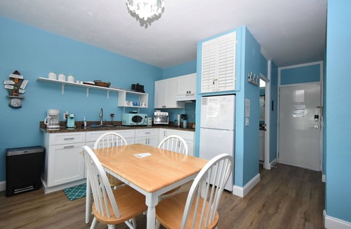 Atlantic Beach Apartment | Cedar Key Turtle -Across from the Beach-Wrap Around Balcony