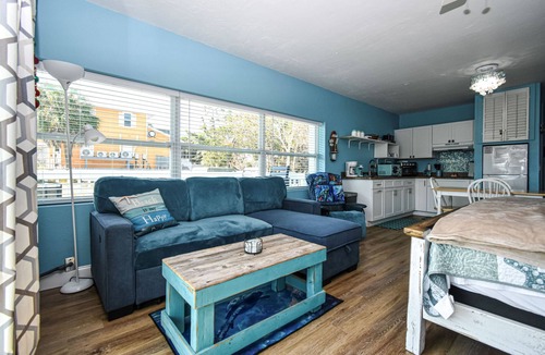 Atlantic Beach Apartment | Cedar Key Turtle -Across from the Beach-Wrap Around Balcony