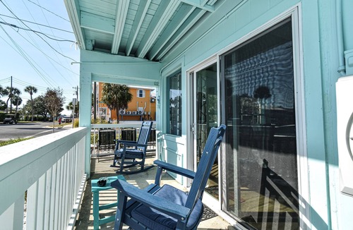Atlantic Beach Apartment | Cedar Key Turtle -Across from the Beach-Wrap Around Balcony