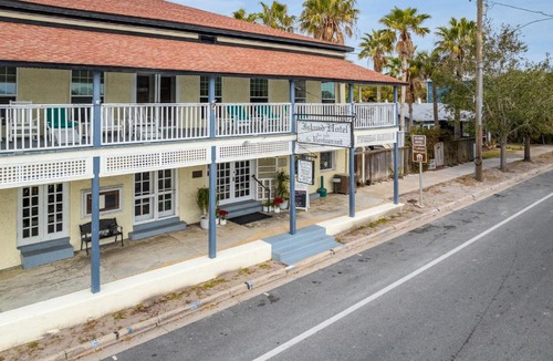 Cedar Key Apartment | Cedar Keys Island Hotel in downtown