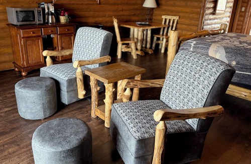 Lake Delton Hotel | Cedar Lodge and Settlement