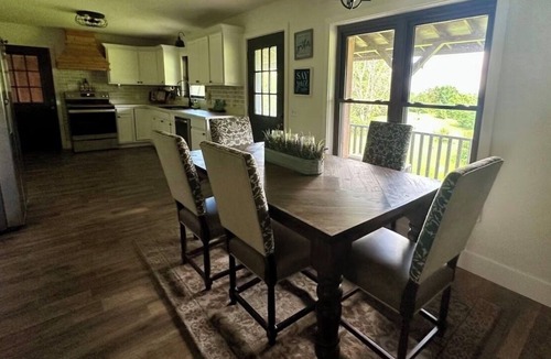 Newnata Cabin | Cedar Lodge Sleeps 20 Near Square Views