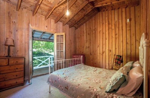 Ophir Cabin | Cedar Log Cabin Bush Retreat – Pet-Friendly | Fire Pit | Wildlife Escape