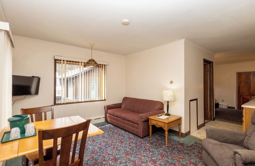 Trowbridge Park Hotel | Cedar Motor Inn