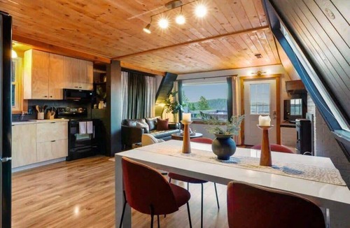 Evergreen Ski Chalet | Cedar Mountain Lodge | Hot Tub, Views & Wildlife