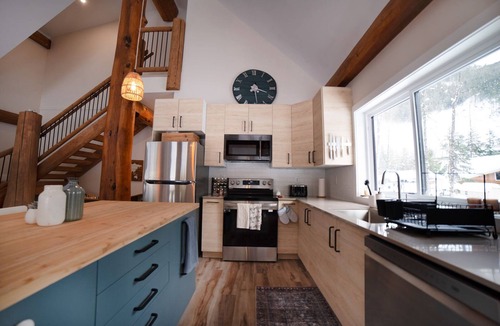 Sunshine Valley Cabin | Cedar Peaks Log Cabin with Sauna & Mountain Views