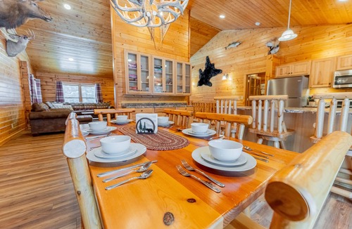 Munising Cabin | Cedar Pine Lodge & Trails End Barn: Summer Fun for the Whole Family – Spacious Lodge & Barn!