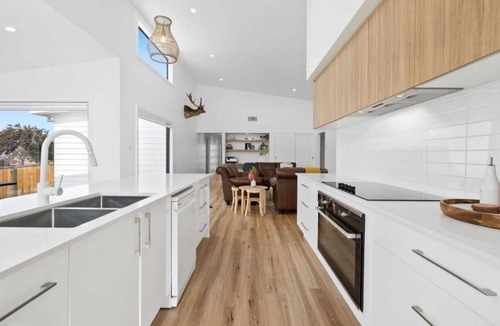 Calare House | Cedar Retreat - Modern 4 Bedroom Home with Firepit