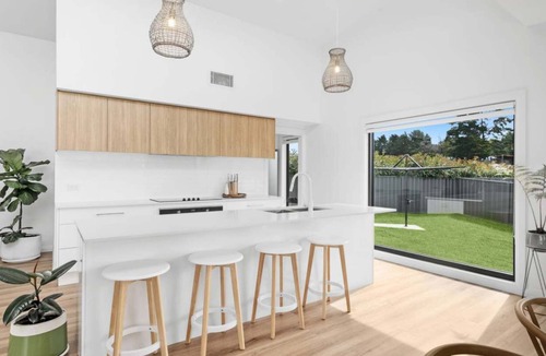 Calare House | Cedar Retreat - Modern 4 Bedroom Home with Firepit