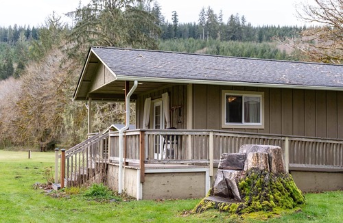 Sappho House | ‘Cedar’ Riverfront Cabin near Olympic National Park