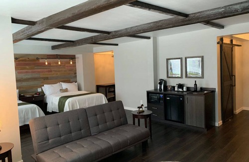 Sandusky Hotel | Cedar Stables Inn and Suites