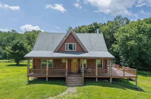 Oneonta Cabin | Cedar & Stone Log Cabin- Luxury Near Cooperstown