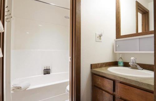 Glacier House | Cedar Suite at Snowater