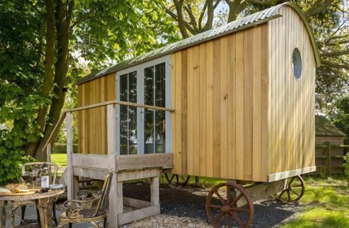 Whitchurch Cabin | Cedar Tree is a compact yet luxurious shepherd’s hut for couples overlooking the North Wessex Downs.