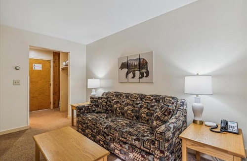 West Bridgewater Hotel | Cedarbrook Deluxe one bedroom suite located on 2nd floor with outdoor heated pool 21820