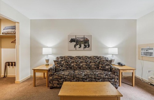 West Bridgewater Hotel | Cedarbrook Deluxe one bedroom suite located on 2nd floor with outdoor heated pool 21820