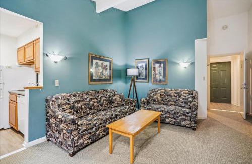 West Bridgewater Hotel | Cedarbrook Deluxe Two Bedroom Suite with outdoor heated pool 19110