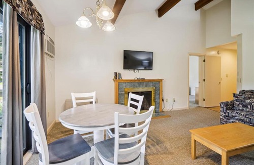 West Bridgewater Hotel | Cedarbrook Deluxe Two Bedroom Suite with outdoor heated pool 21202