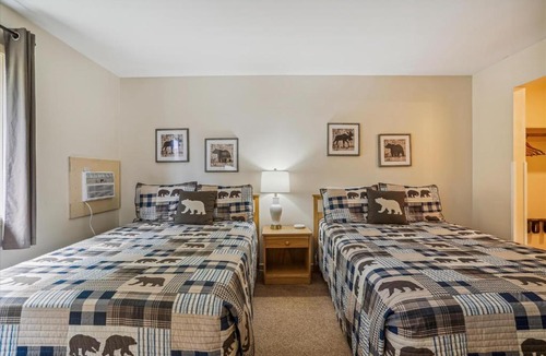 West Bridgewater Hotel | Cedarbrook Hotel Room w/2 Doubles 218