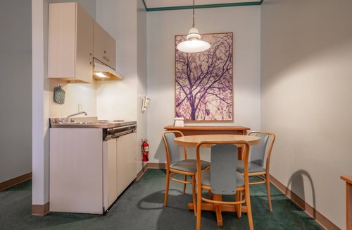 Gibsons Hotel | Cedars Inn Hotel & Convention Center