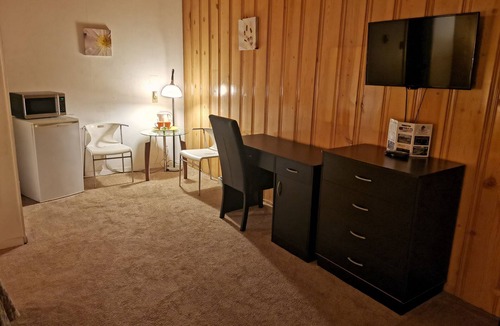 Okanagan-Similkameen Hotel | Cedars Motel