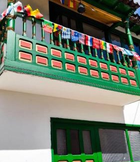Mongui Hostel | Celaví Hostel "C'est la vie"