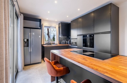 La Grand-Chile House | Céleste Luxury Heart Of – Modern Mountain-View Home with Wi-Fi & Air Conditioning
