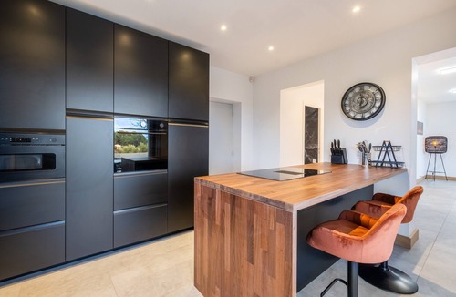 La Grand-Chile House | Céleste Luxury Heart Of – Modern Mountain-View Home with Wi-Fi & Air Conditioning