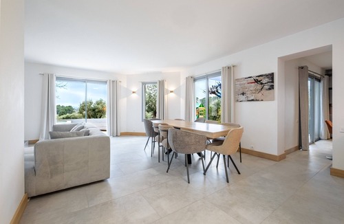 La Grand-Chile House | Céleste Luxury Heart Of – Modern Mountain-View Home with Wi-Fi & Air Conditioning