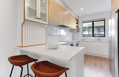 Sandringham House | Central Oasis Townhouse with Parking and Air-con