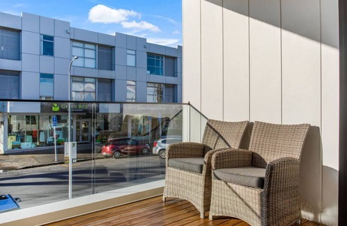 Epsom House | Central Modern Duplex Home near Cornwall Park