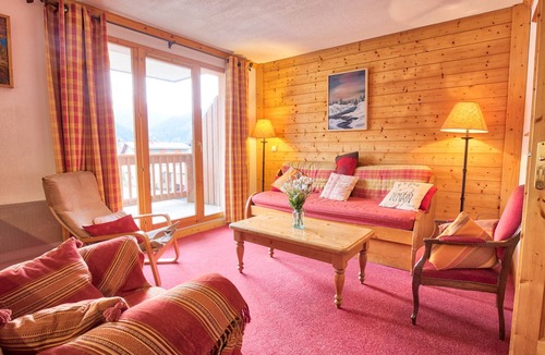 Notre-Dame-de-Bellecombe Apartment | Central comfy apartment for 10, pets allowed, parking