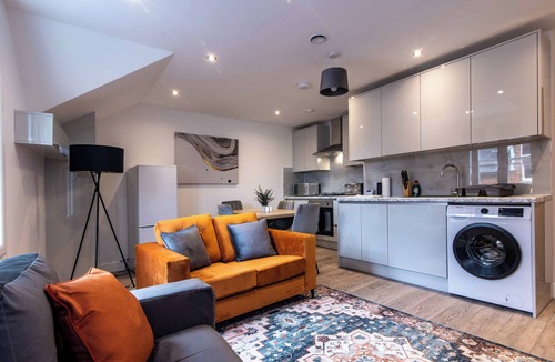 Basingstoke Apartment | Central 2 Bed Apt - Shops, Dining & Trains Nearby