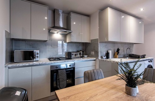 Basingstoke Apartment | Central 2 Bed Apt - Shops, Dining & Trains Nearby