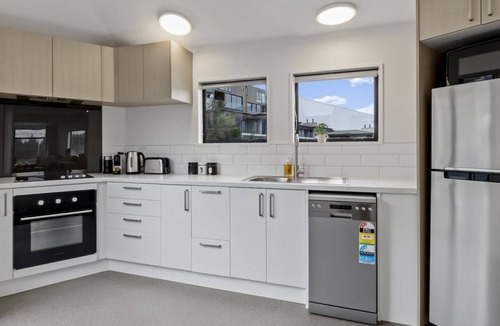 Queenstown Apartment | Central 2 bed Apt - views pool walk to town