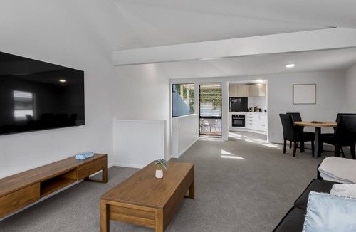 Queenstown Apartment | Central 2 bed Apt - views pool walk to town