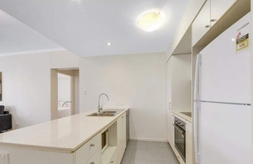 Gladstone Apartment | Central 2 bedroom, 2 bathroom apartment with balcony