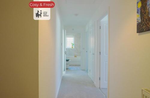Peterborough Apartment | Central 2 Bedroom Flat with 2 Parking Spaces, Quiet and Modern Stay