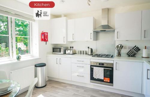 Peterborough Apartment | Central 2 Bedroom Flat with 2 Parking Spaces, Quiet and Modern Stay