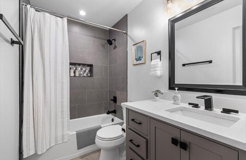 Park View Apartment | Central 2-BR City Sanctuary - Commuter-Friendly
