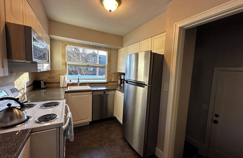Hough Apartment | Central 2bed/2bath apartment in Vancouver DT with AC - pet friendly